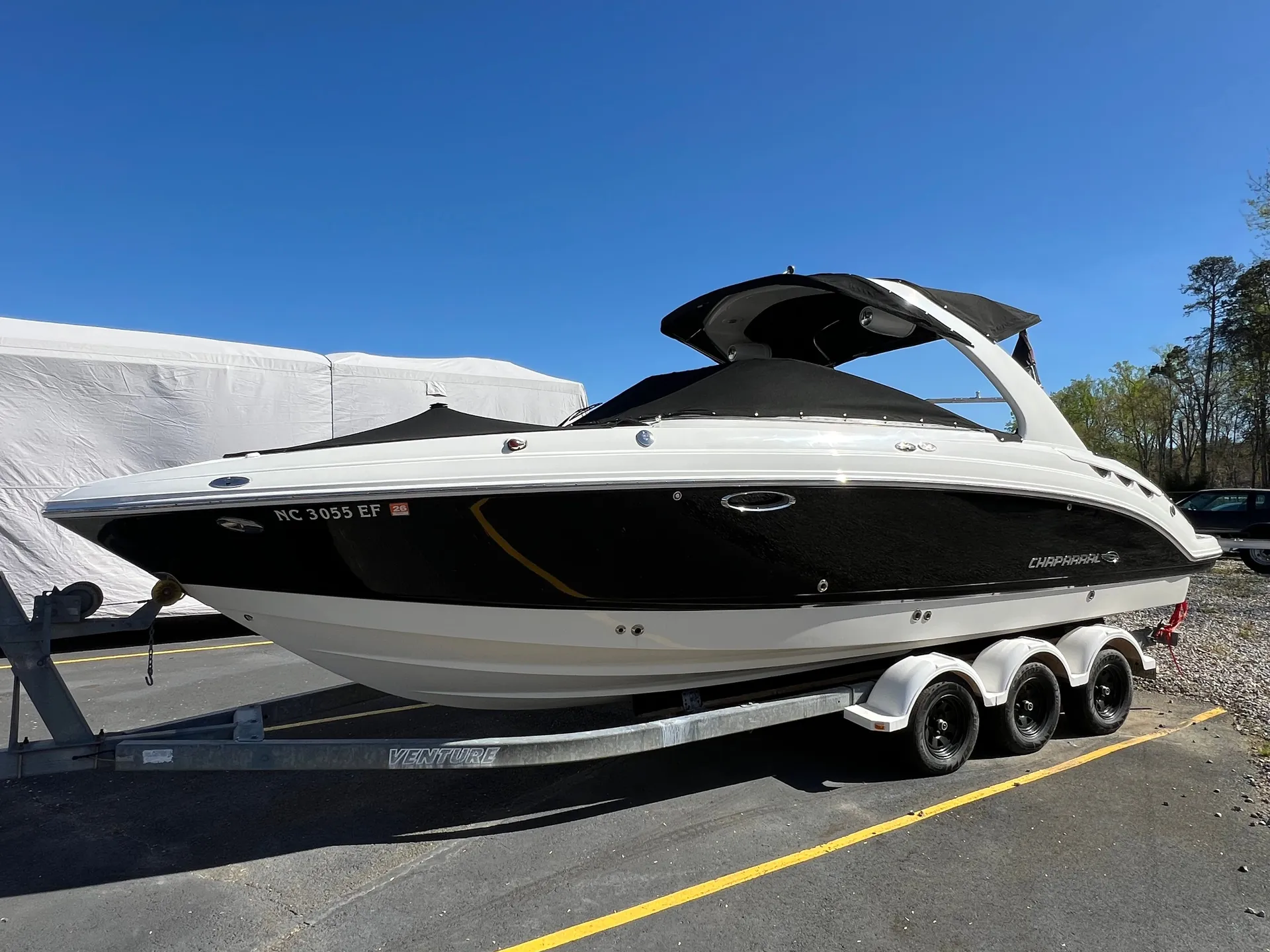 Model van een automerk in de hero van de website